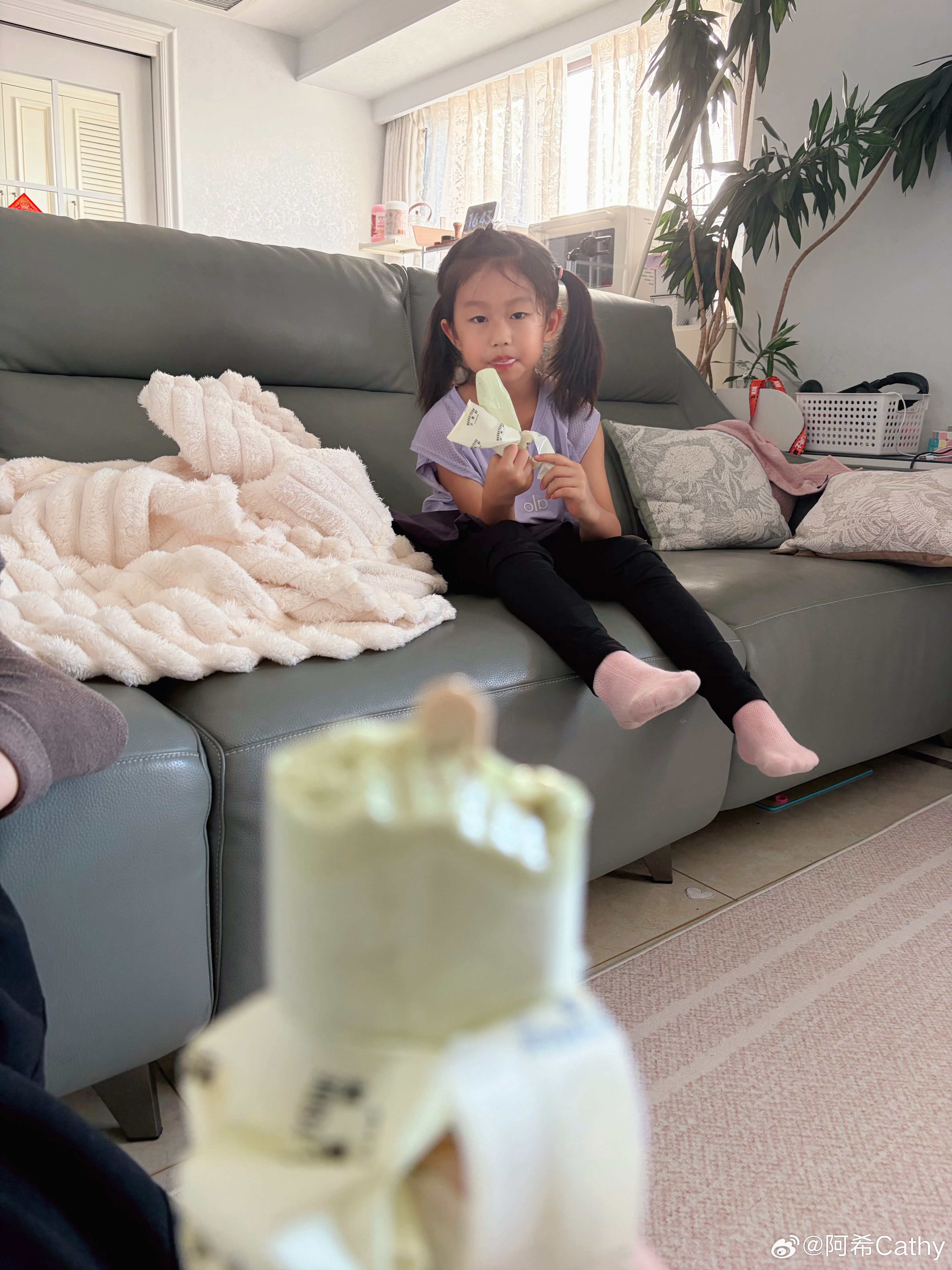 接女儿放学回来一起啃冰棍真心觉得有个女儿真好一会跟她再打会游戏就一起煮晚餐平淡而