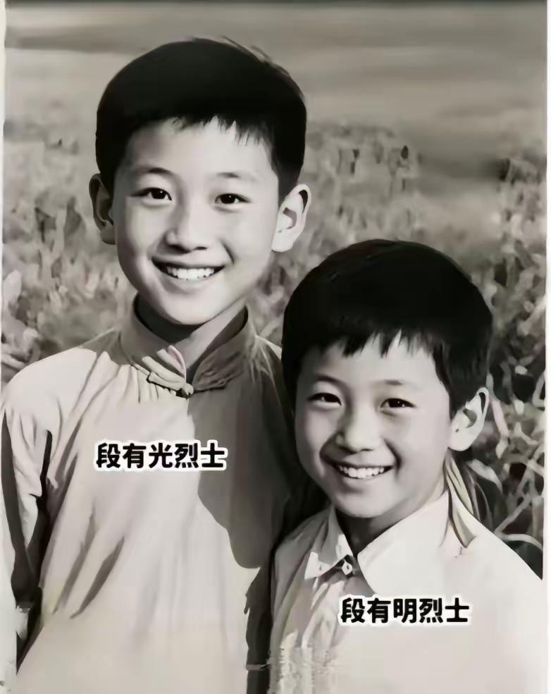 时隔四十年，网上一片骂声：兄弟俩为何不留一个啊！这对亲兄弟笑容有多么的灿烂，这是