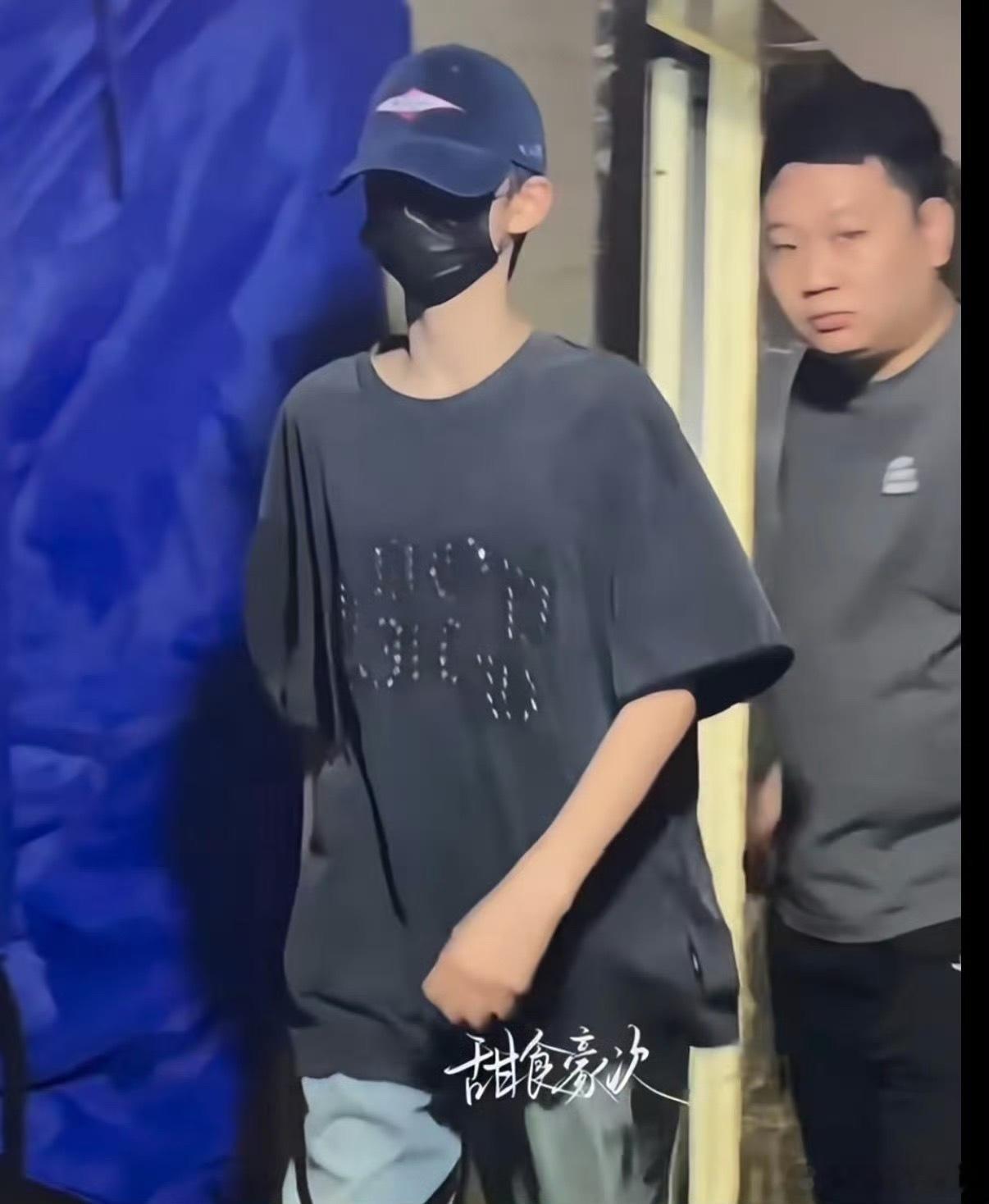 橹穆超话爆了橹罕这件t是同一件吧，橹橹穿着正好，罕罕穿着有点大体型差好好嗑，不愧