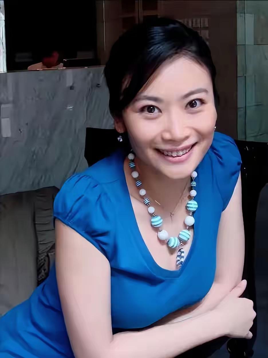 很多人都记得《老娘舅》里的“董佳佳”，但鲜少有人知道，当年这个角色红遍上海滩时，