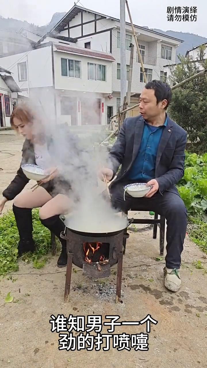 男子盛面条时一直打喷嚏，女子看到后也不吃了。
男子做了一锅面条，就当女子去盛面条