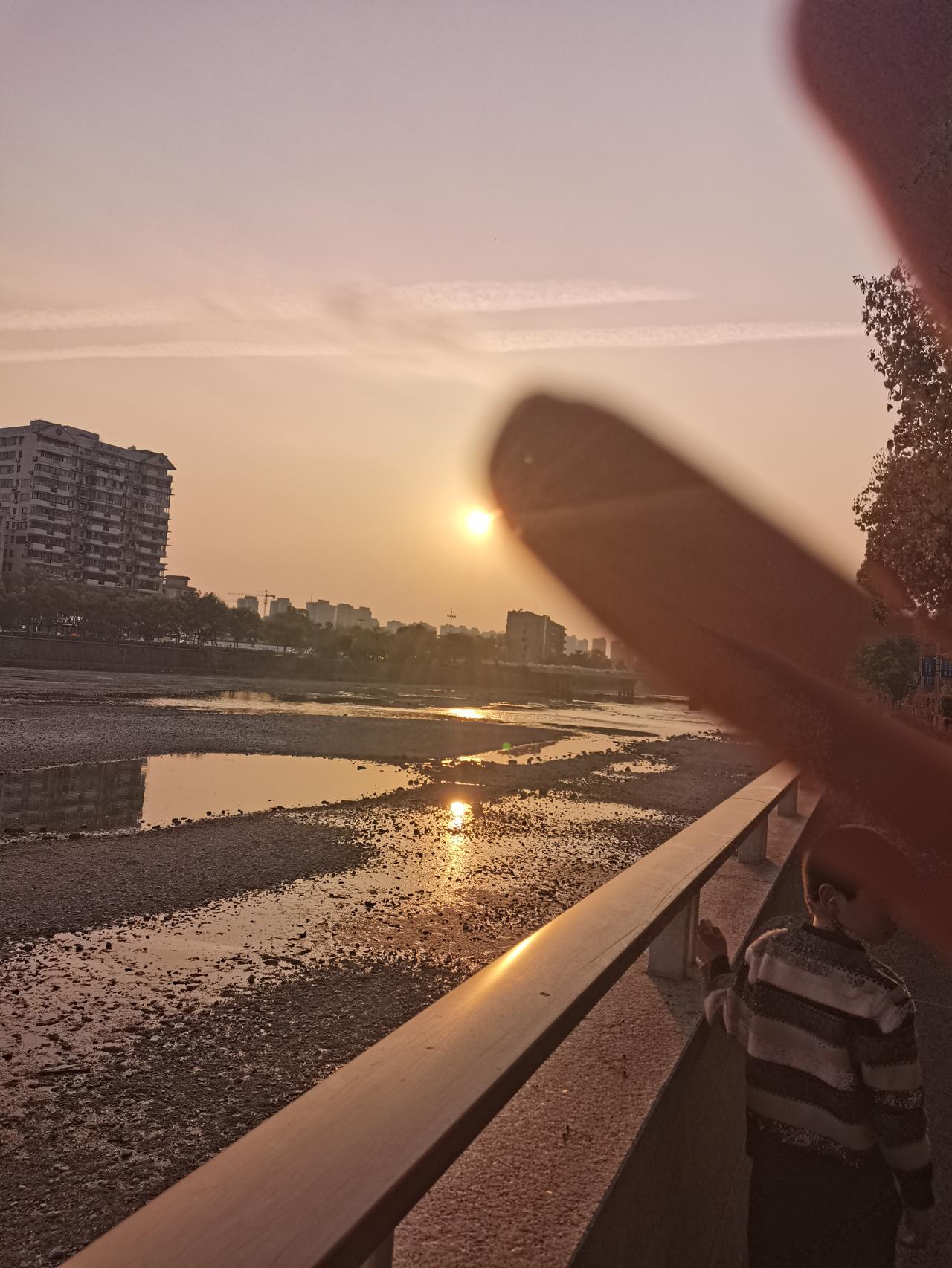 北方土生土长的人每次看到这个江都会觉得新鲜！这么宽的江，北方是没有的，相信南方土