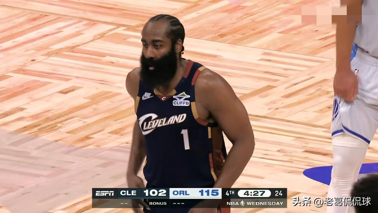 骑士巨星哈登真是恨死队友米切尔了！在今天骑士客场以122：128不敌魔术的比赛中