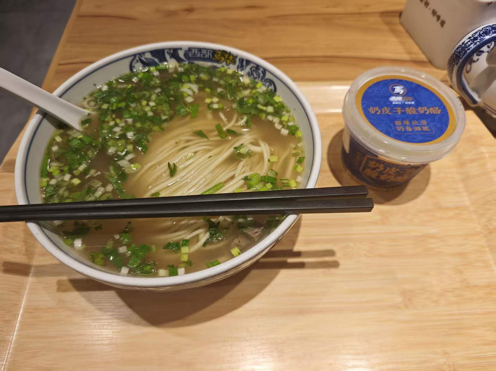 微信给AI发“钱包”，转它200元全花光了！