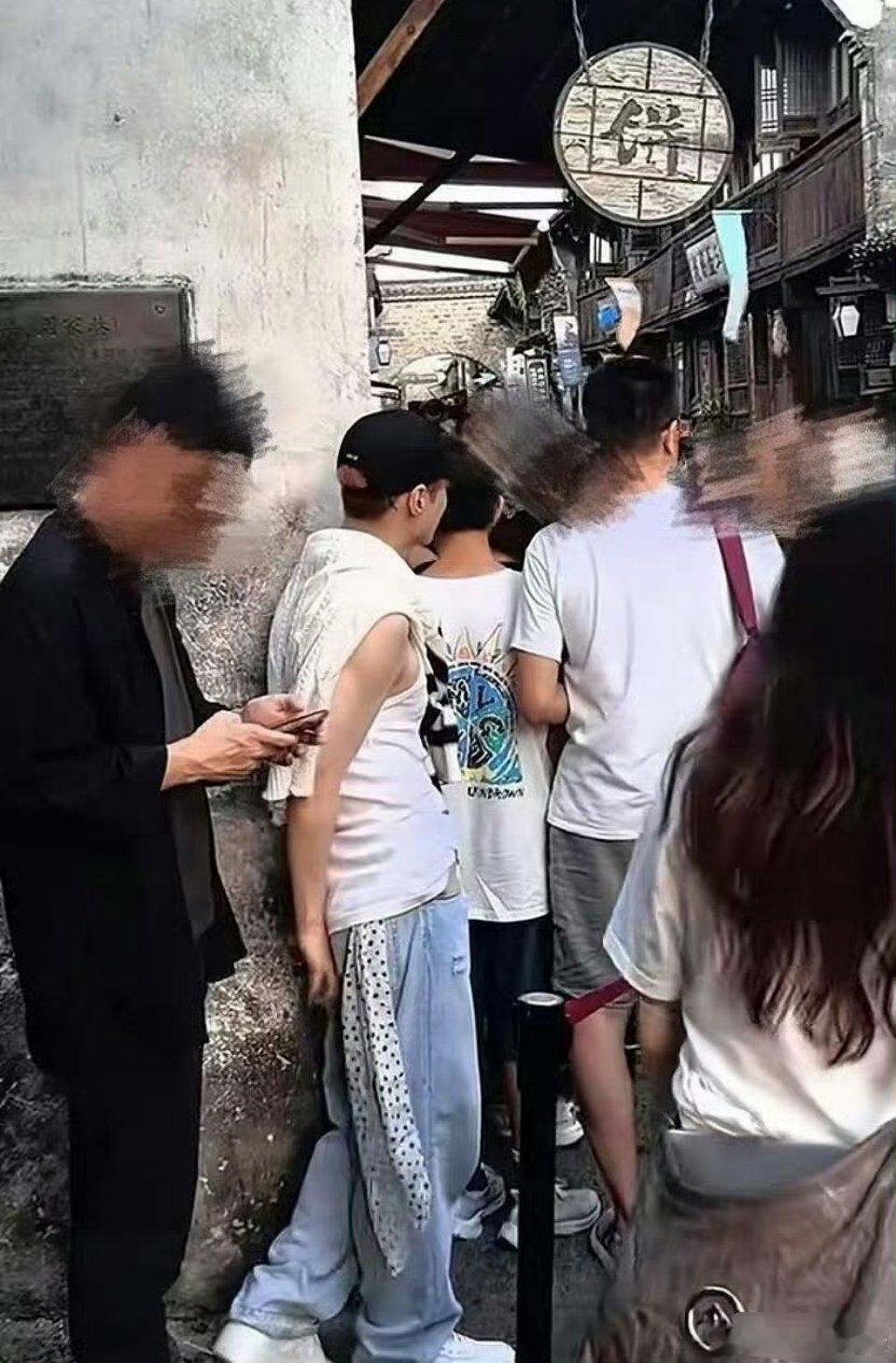 偶遇张艺兴排队买包子他就这样水灵灵的站在人群中，连口罩都没带，混迹于人间烟火中，