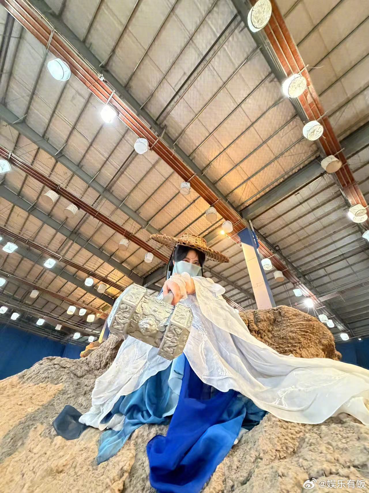 戚砚笛雷霆巨锤角度 笑晕！戚砚笛发博晒出自己片场日常，这个拍摄角度也太新奇了吧哈
