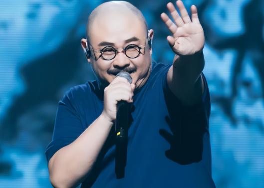官媒怒批女星登台"衣不遮体"抢热搜，刀郎只穿衬衫认真唱歌，没蹭半点热度口碑却反涨
