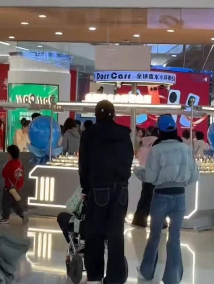 被偶遇的曾辉韩雨彤幸福着☺️ 韩雨彤 ｜曾辉 ｜落日雨辉