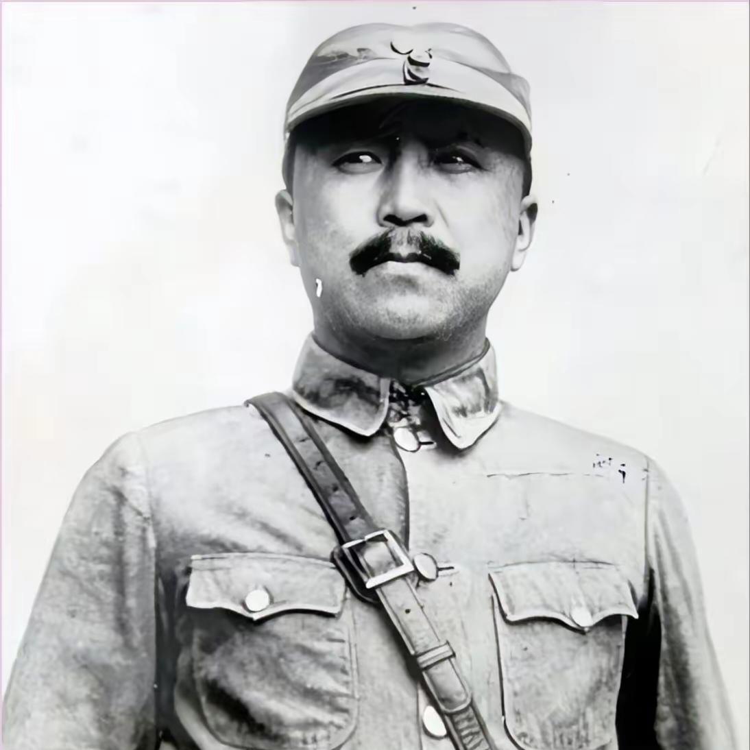 1938年，山西晋城天井关，王耀南瞅着鬼子73辆铁王八想连夜溜号，嘿嘿一笑。
