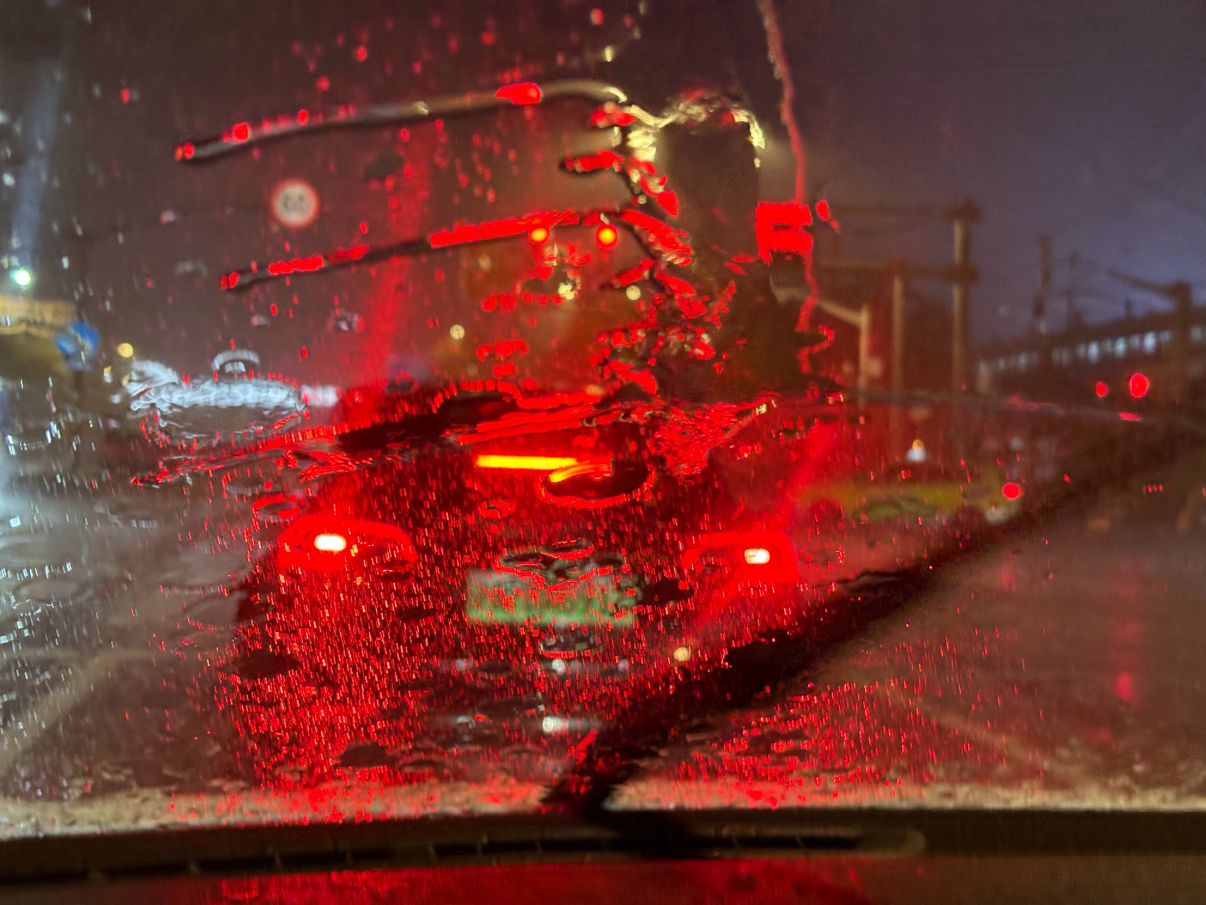 都2025年，暴雨天还有人不知道开雾灯，还在打双闪，这种情况变道有多危险 ​​​
