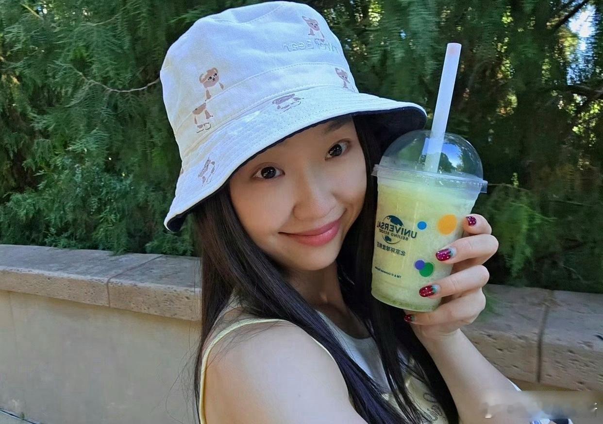 说实在，单看管乐这么积极向上热爱生活的样子，真想不到她现实生活中是个不爱收拾的女