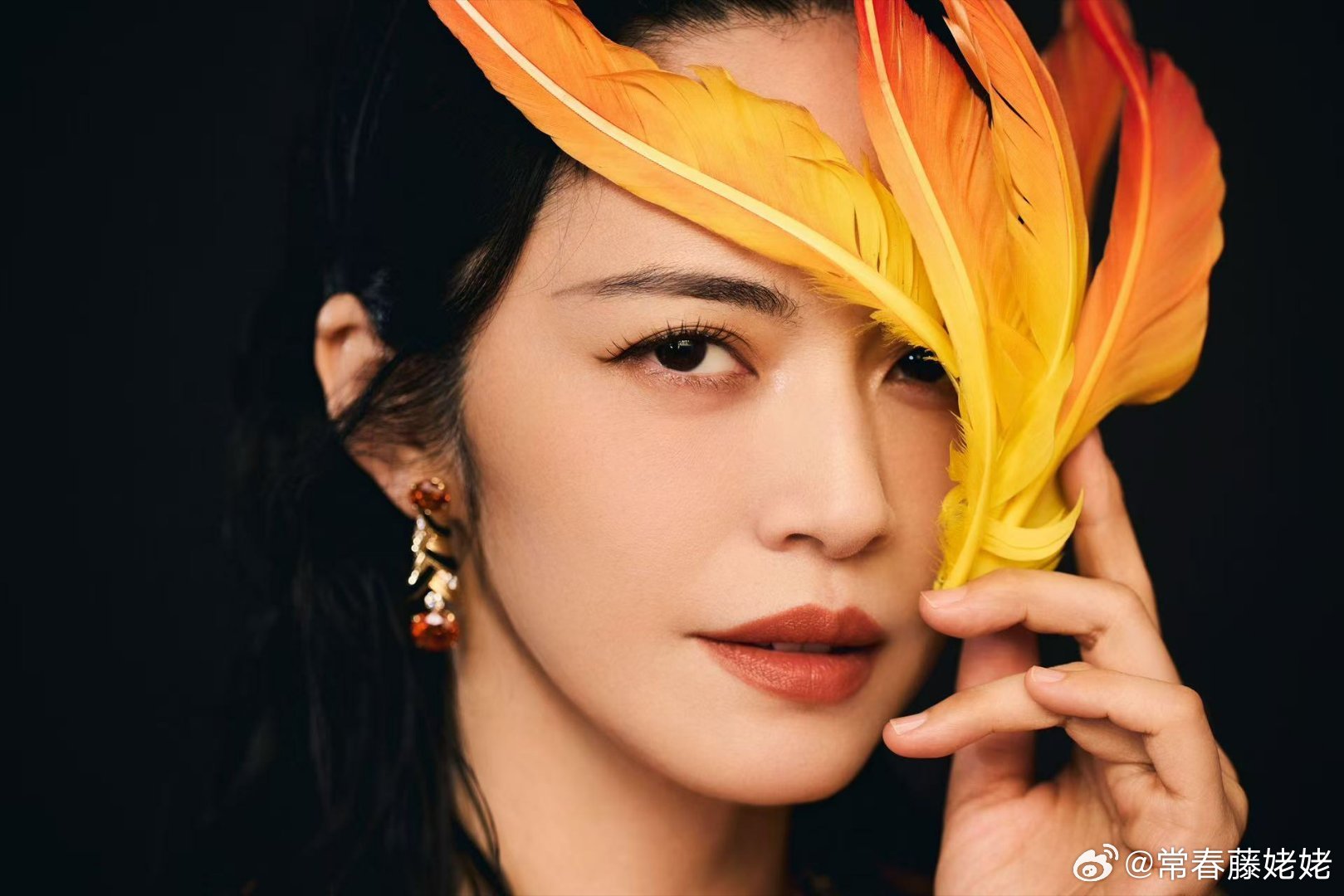 姚晨微博之夜，热情火焰鸟造型，大气又特别，不愧是大花！ 