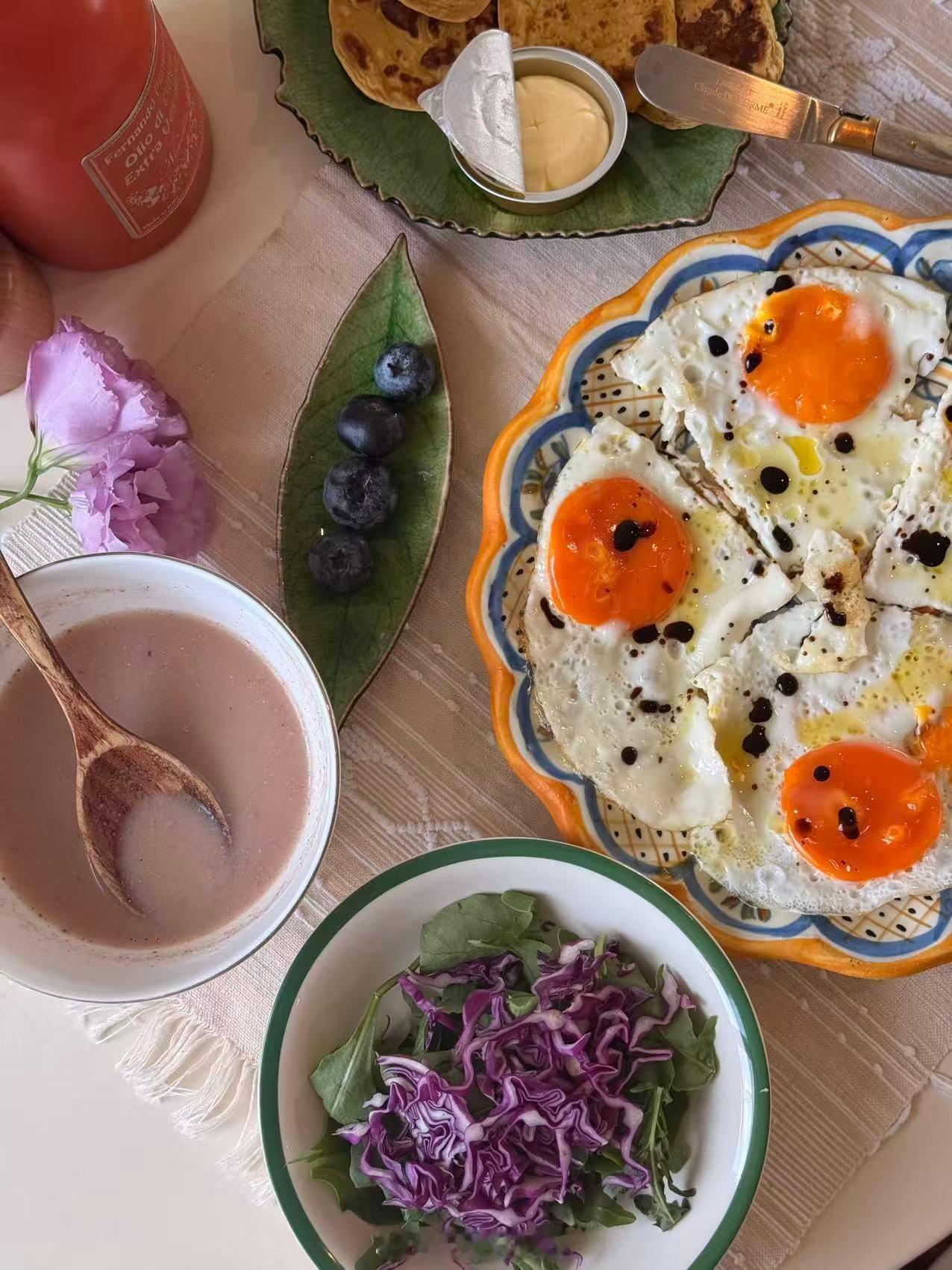 疏肝理气的抗炎高蛋白早餐🍳无糖的🌹玫瑰杏仁粉，好香，高蛋白的四个鸡蛋，鸡蛋蛋