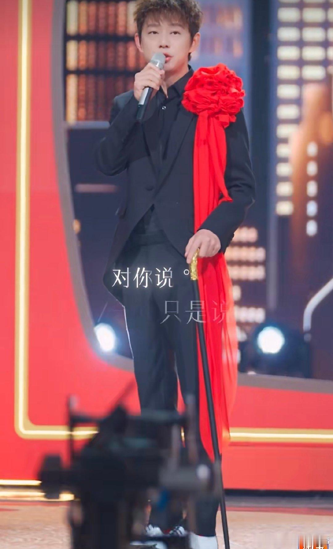 何炅复刻陈奕迅春晚舞台何炅这波舞台复刻太有味道了！一身黑红搭配简约高级，演绎《好