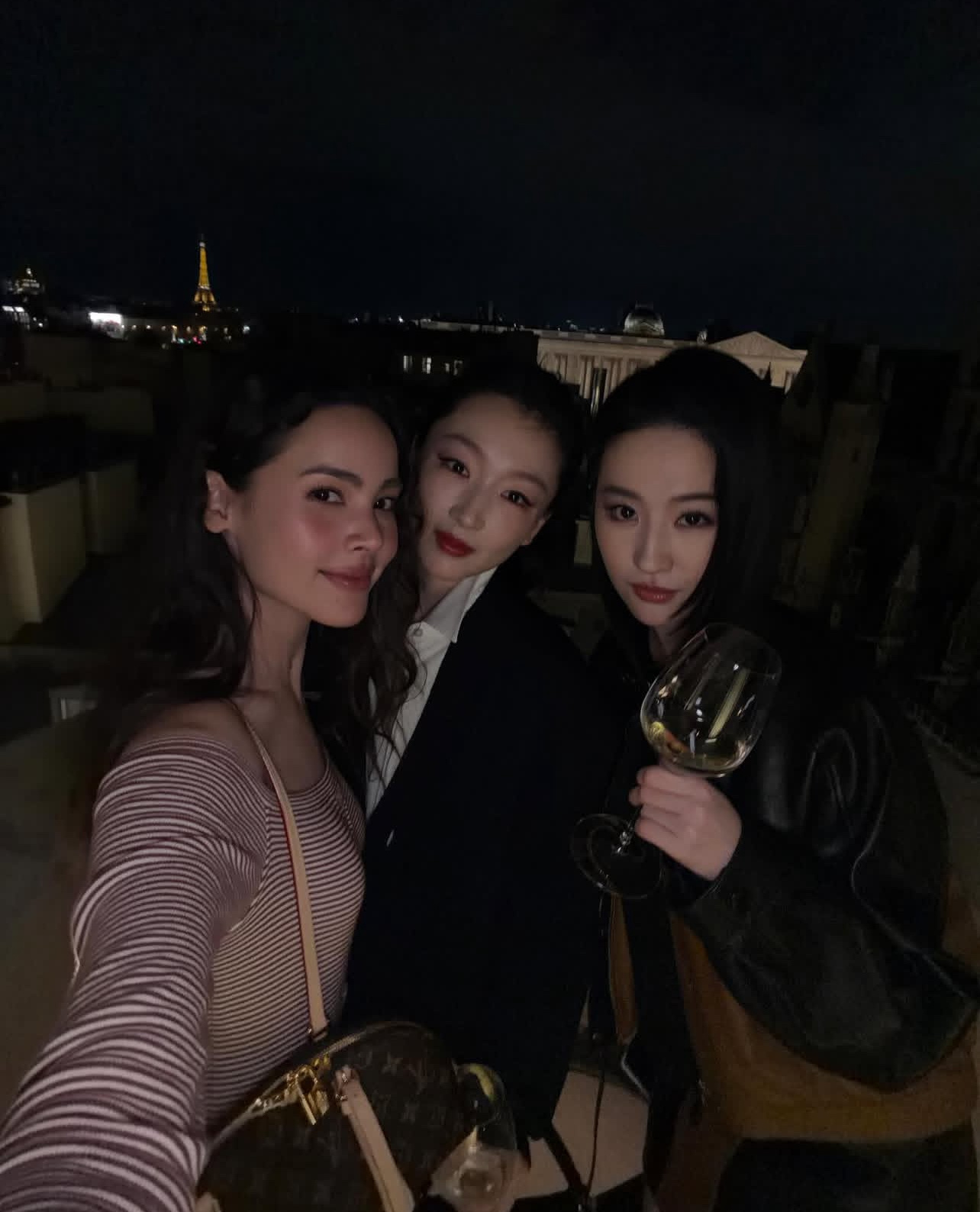 昨晚LV大秀 秀后晚宴上，刘亦菲、周冬雨与泰国女星Yaya三位品牌代言人惊喜同框