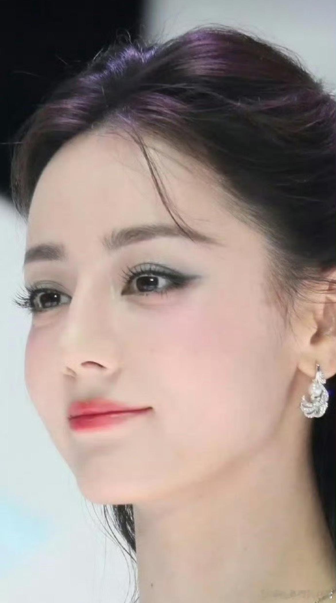 哇～这个怼脸近图好绝，清透的妆容，梦幻朦胧美[哇]迪丽热巴发型刘涛 ​​​