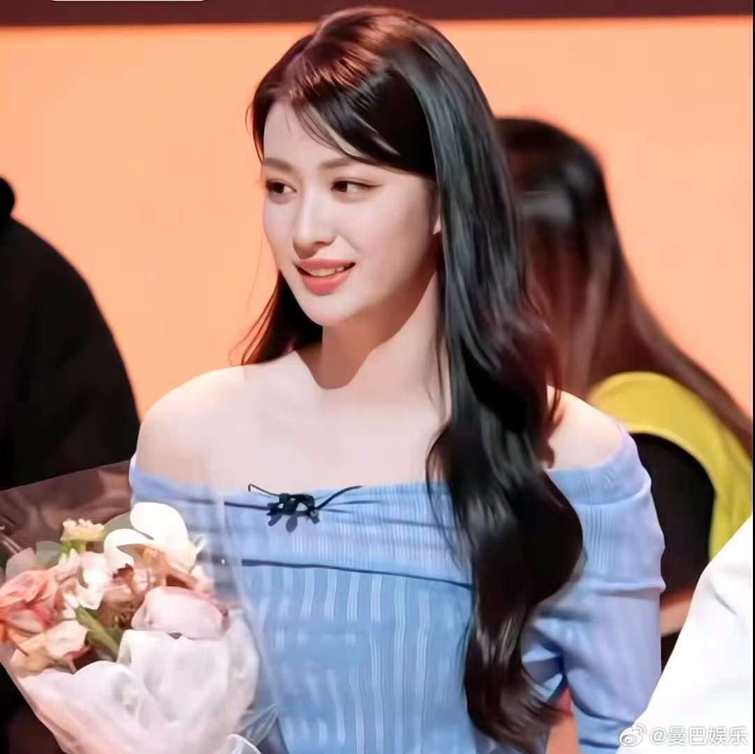 王楚然eat不到的蓝莓蛋糕救命！王楚然是从童话里走出来的蓝莓蛋糕公主吧？在《你好