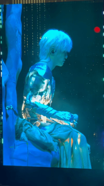 薛之谦与薛之谦Ai机器人共唱骆驼谁还没被这个舞台骗到！远看是薛之谦，近看是AI机