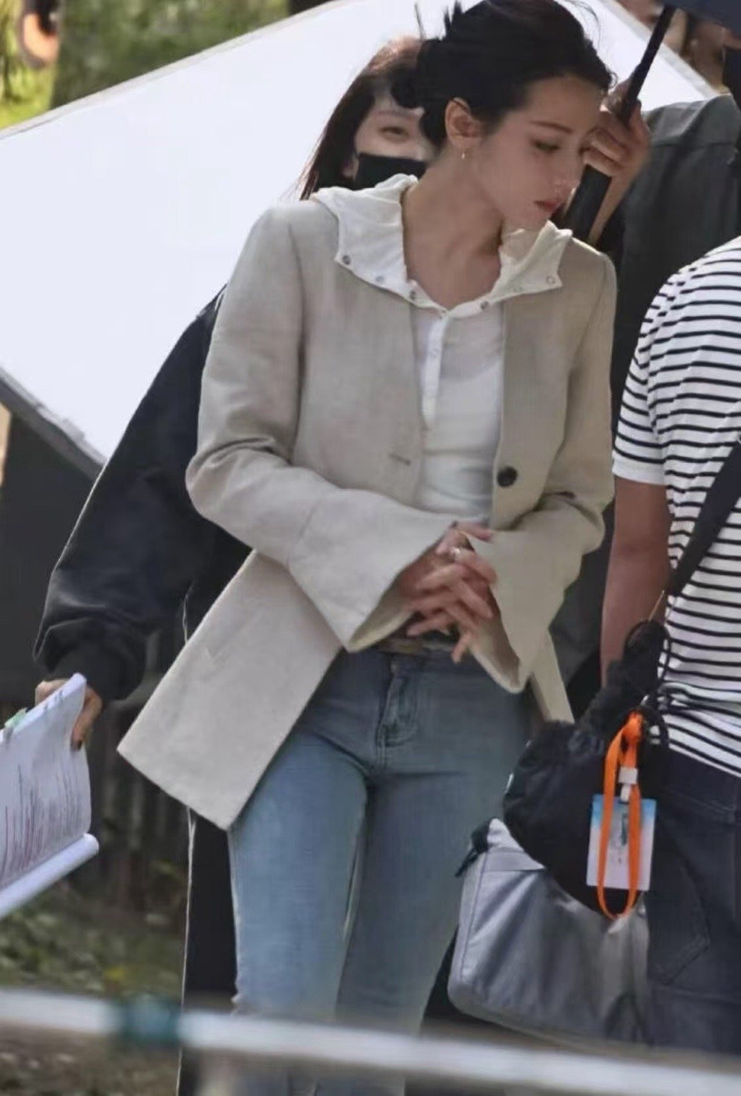 卫蓝女神简简单单一张照片已美翻全场。[捂嘴哭][捂嘴哭]迪丽热巴卫蓝首次路透迪丽