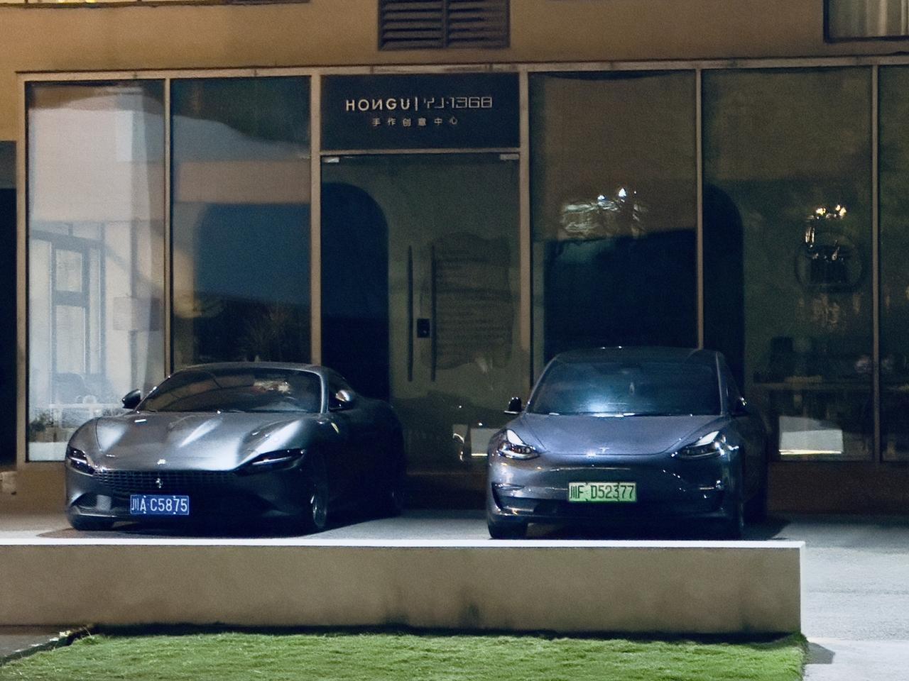和法拉利Roma停在一起感觉差别也不大吧，虽然我的特斯拉是购置税，但我百公里加速