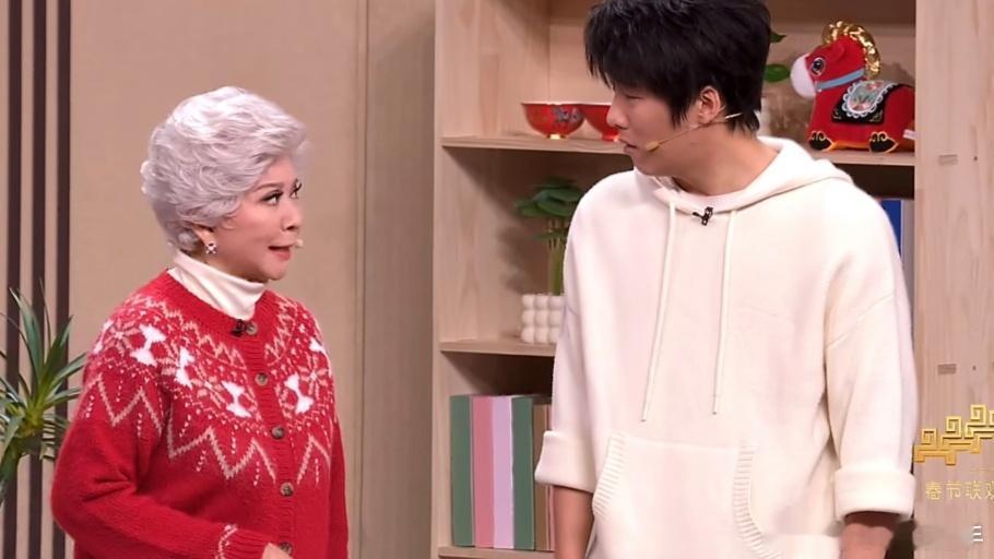 怎么不找张维伊演机器人蔡明春晚这波神评论笑不活了！网友提议张维伊演机器人蔡明，别