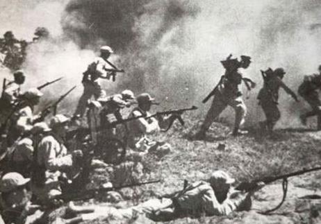1932年，一17岁少年连同20多名抗日志士被日军当众杀害。士兵用刺刀剖开少年胸