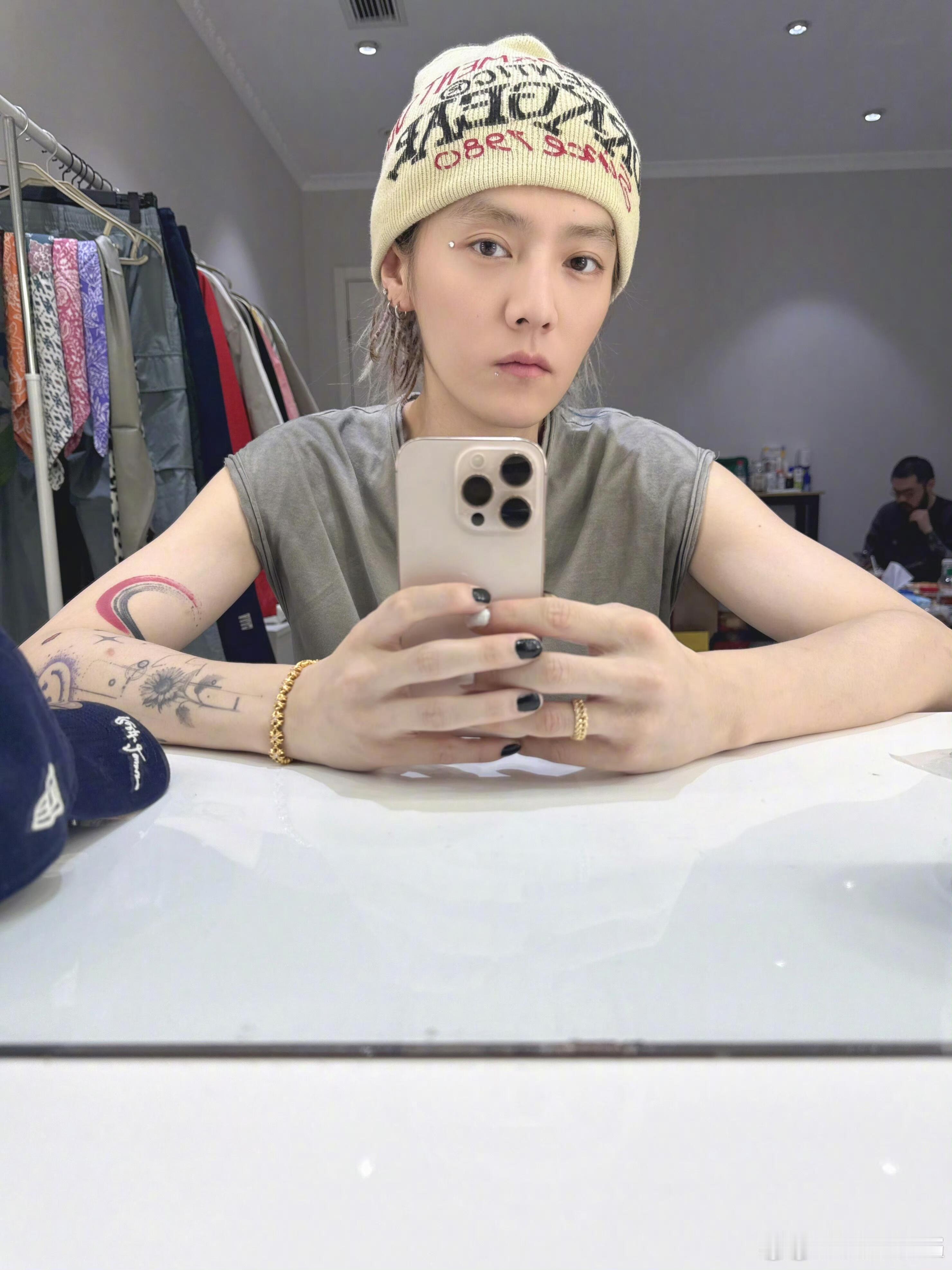李晨晒哥斯拉labubu刘诗诗用心在养labubu 鹿晗也买了labubu，不敢