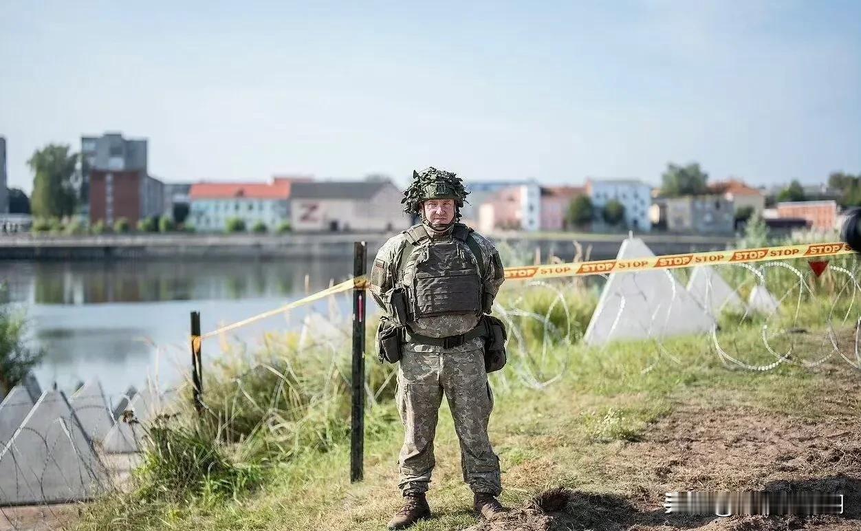 立陶宛在俄罗斯边境部署雷场龙牙防止偷渡

立陶宛在涅曼河边境大桥立陶宛一侧，设立