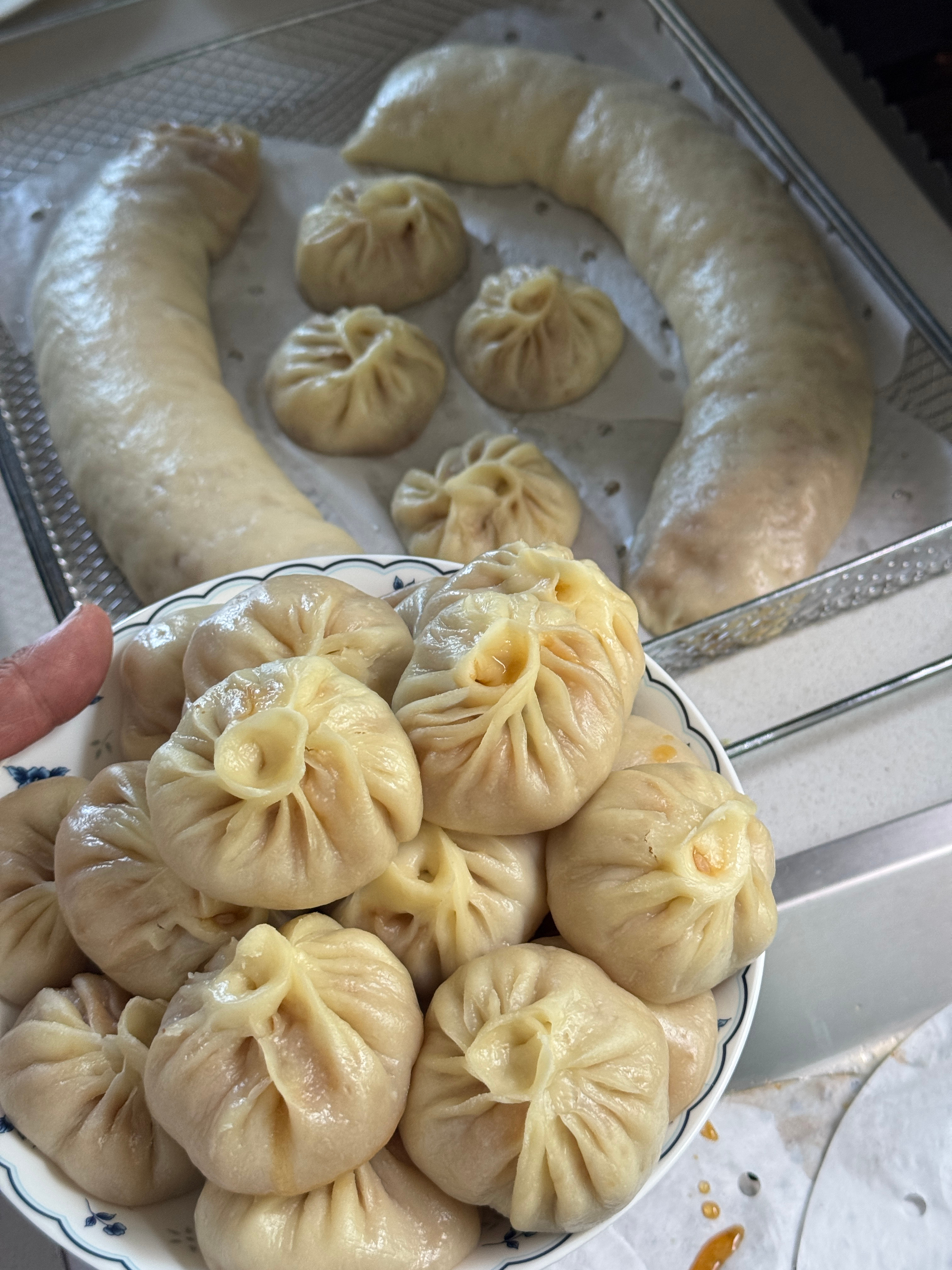 就我妈包这包子和肉龙 一吃一个不吱声谁吃谁不迷糊……[馋嘴]  ​​​