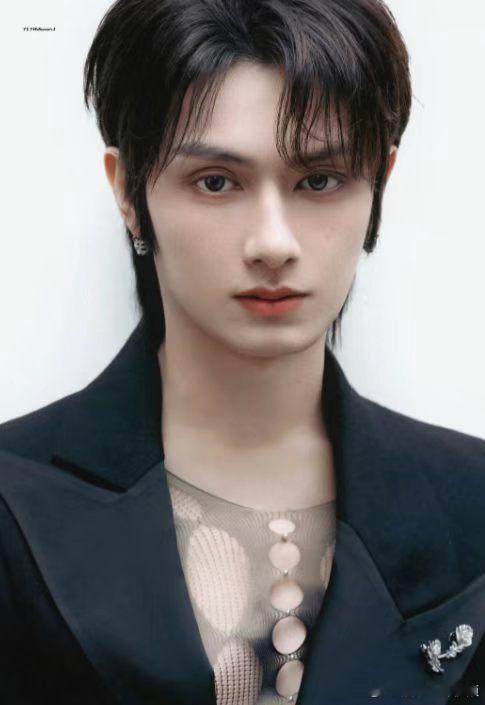 文俊辉hi6黑色皮衣上班 你好星期六 上班饭拍新鲜出炉，黑色皮衣超吸睛，暖心提醒