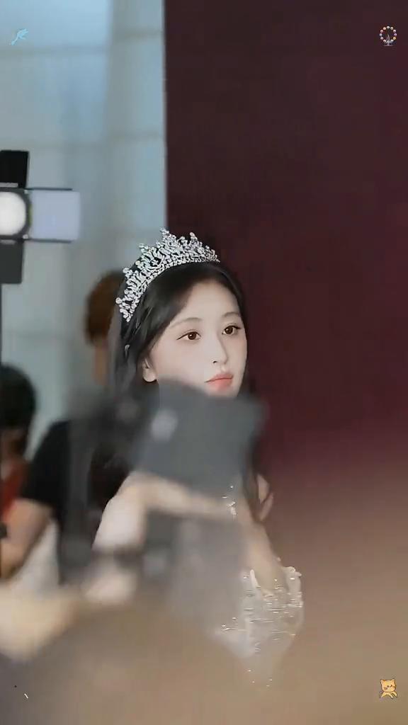 有请第二十四届环球华裔小姐中国总决赛冠军白叔。