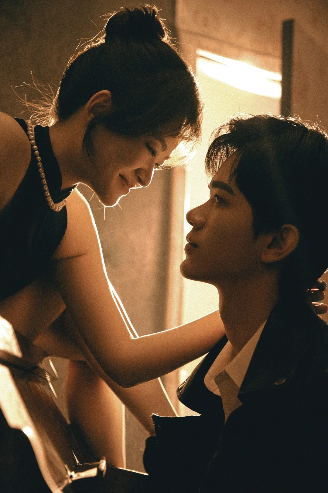 暖黄光影里的暧昧｜港风复古情侣写真📸