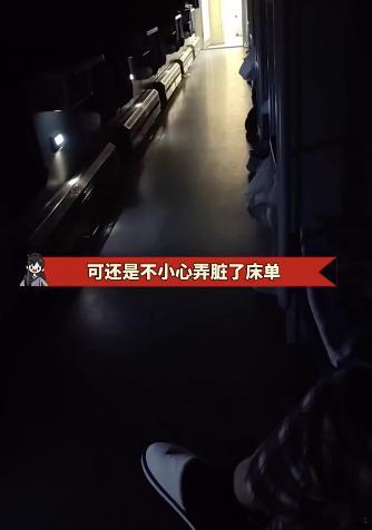 月经弄脏火车床单女子再发声 这事闹了半年还没完，张女士直接把兰州客运段告了。我反