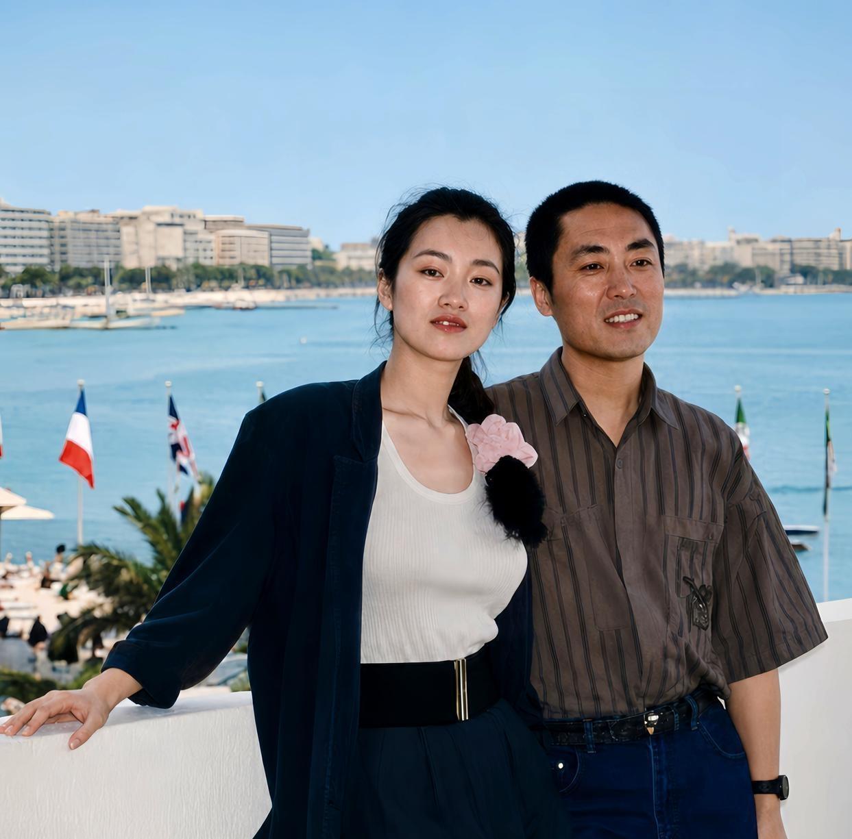 经典老照片！1990年，张艺谋与巩俐在法国戛纳海滨留下合影。
 
彼时张艺谋40