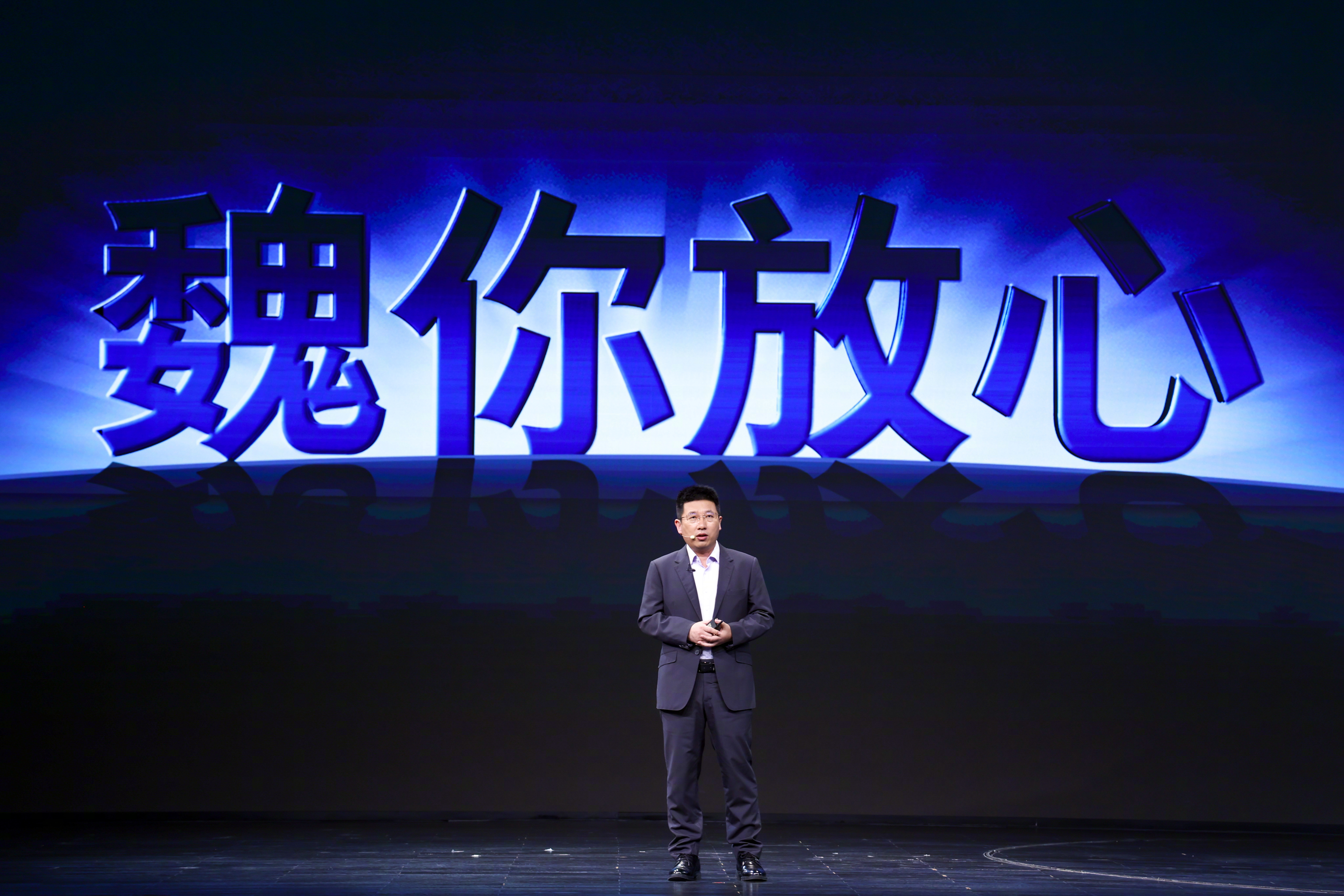 魏牌V9X上市这台基于归元S平台打造的AI豪华六座旗舰，售价34.98万元起，没