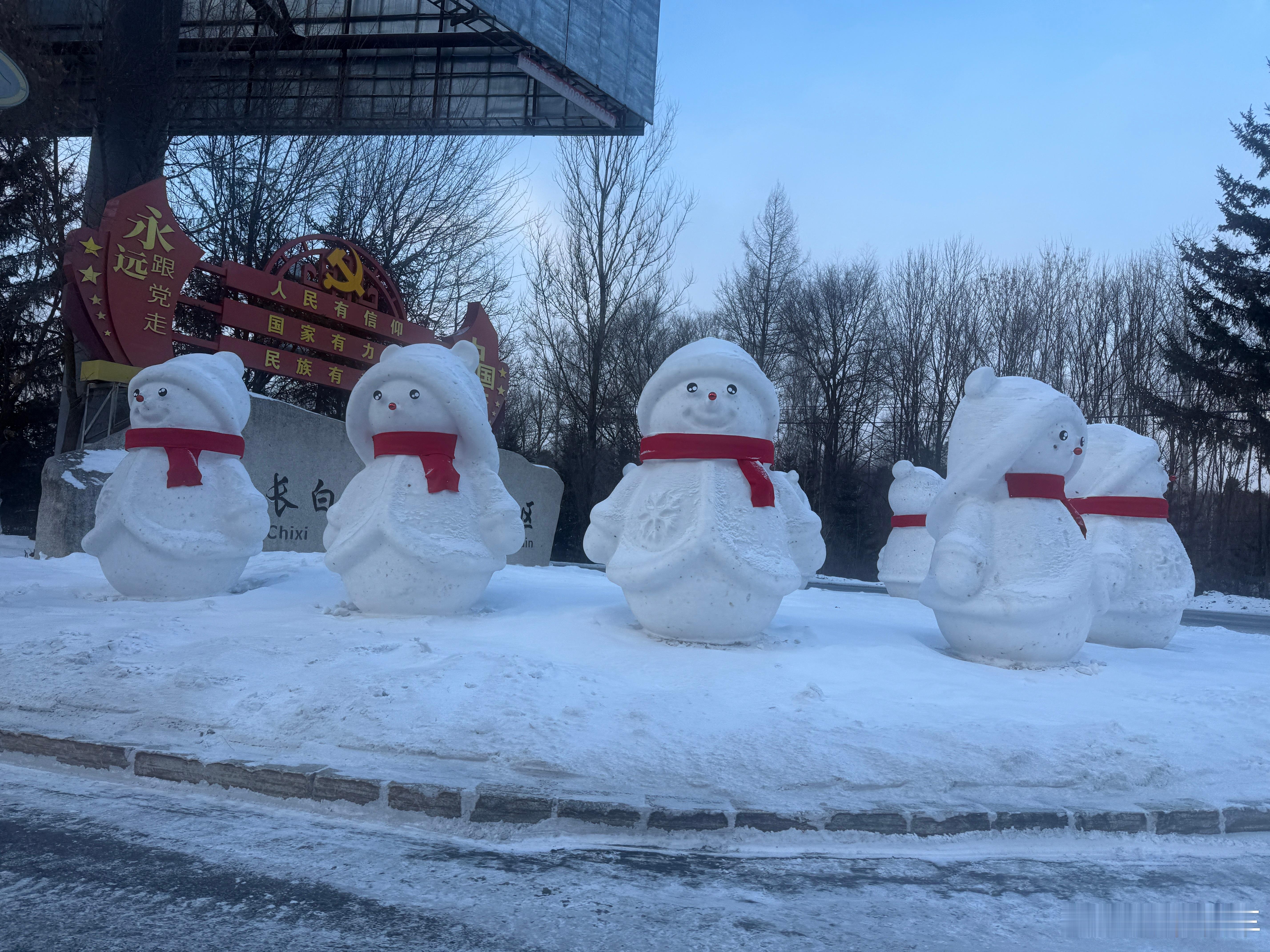 你就说这几个雪娃娃冷不冷！ 