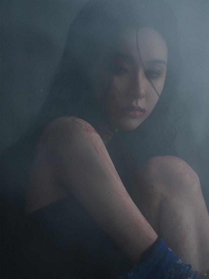 #陈都灵破碎感九宫格#陈都灵神女破碎感满格，九宫格美照似有魔力，破碎感溢出屏幕，