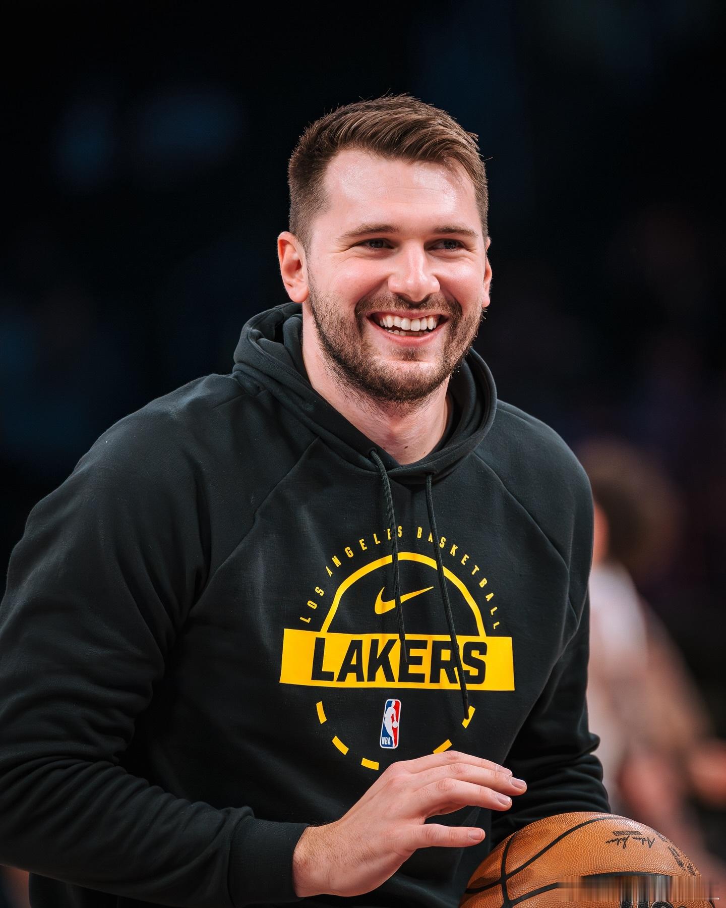 官方：东契奇今天也将出战！ 