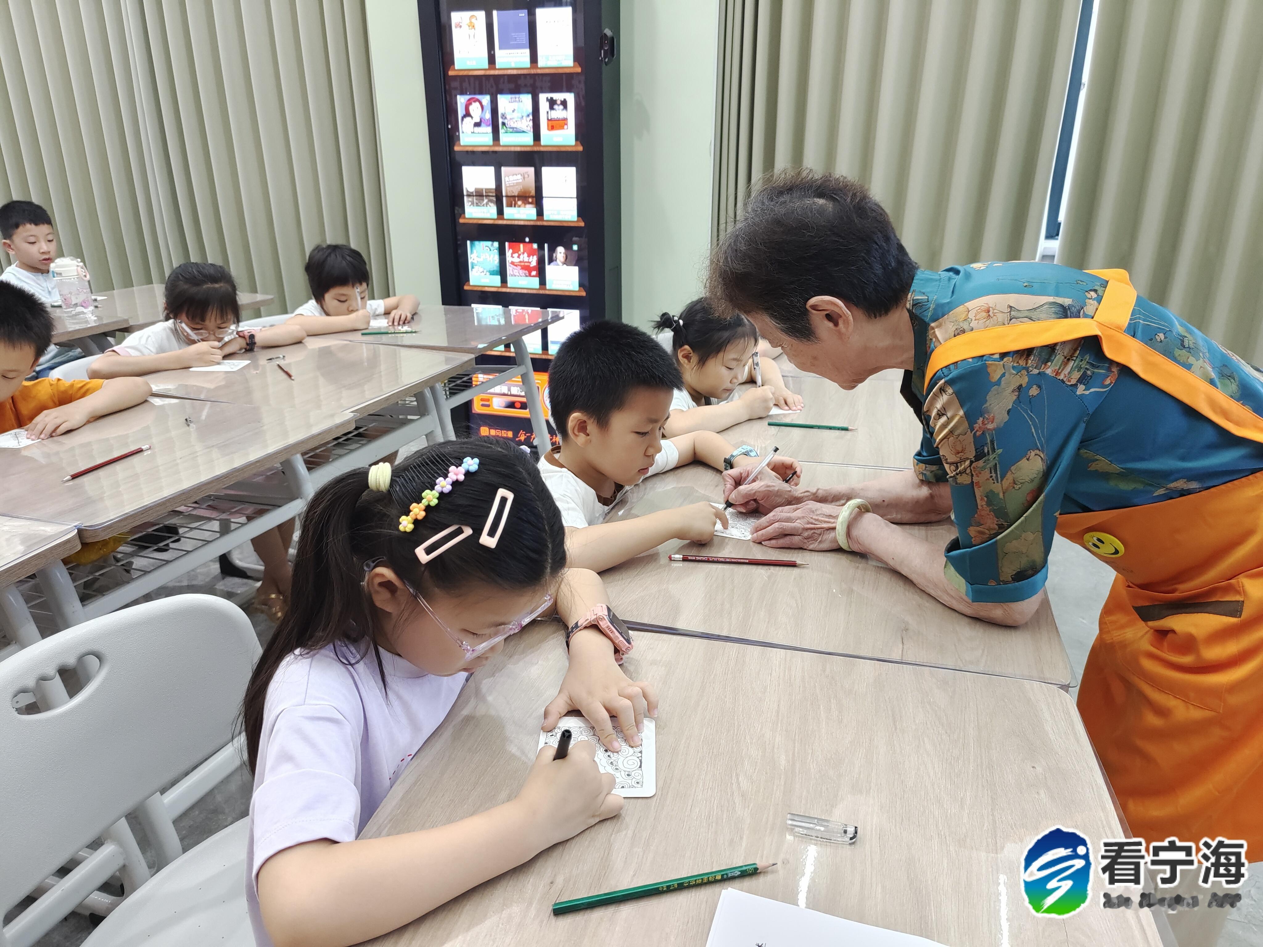 宁波宁海缠绕画课堂抚平少年烦恼 在宁海桃源街道阳光社区，一场特别的缠绕画课堂正在