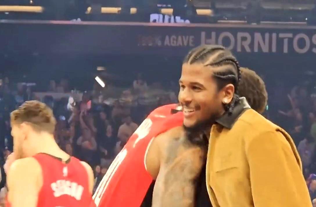 小谢打的越好球队明年对范乔的需求越低。
 

范乔正值合同年，眼瞅着小谢在场上飞