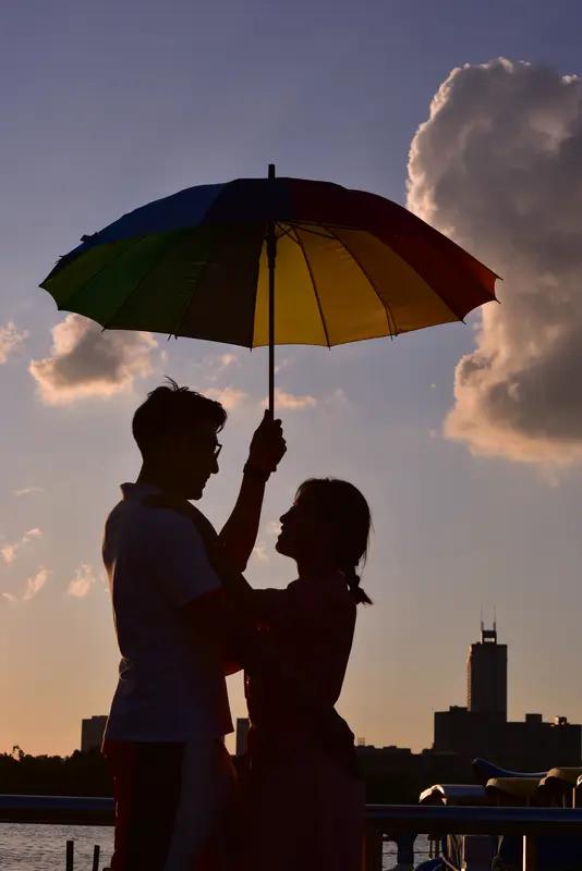 我发现，对你爱的人，和爱你的人，人的理性立场和态度是截然不同的：你会努力地去适应