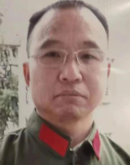 1984年，战士李陶雄中弹牺牲，送葬途中遗体竟两次从车上跌落，护士郑英察觉异样，