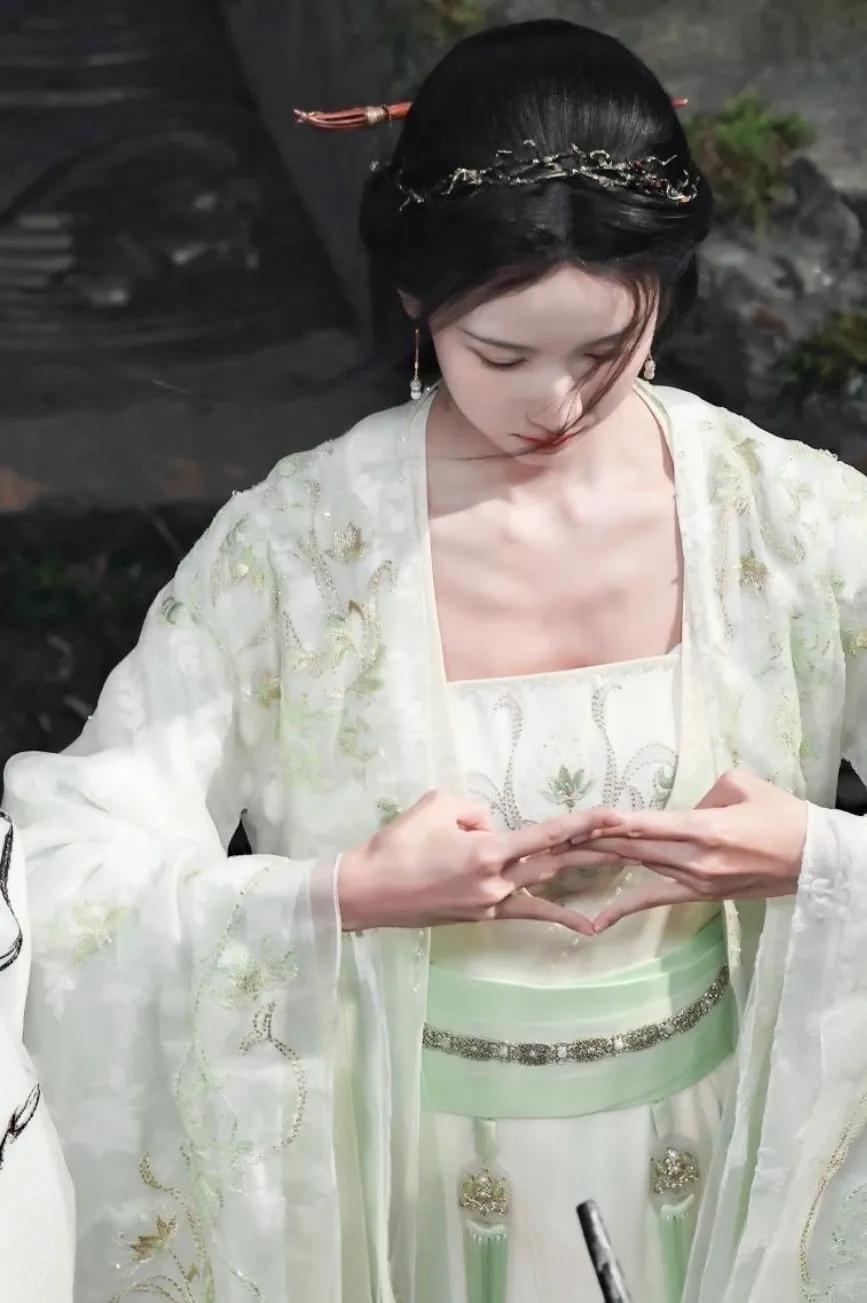 陈都灵这个思路也挺好的，不断客串然后演女主[狗头]