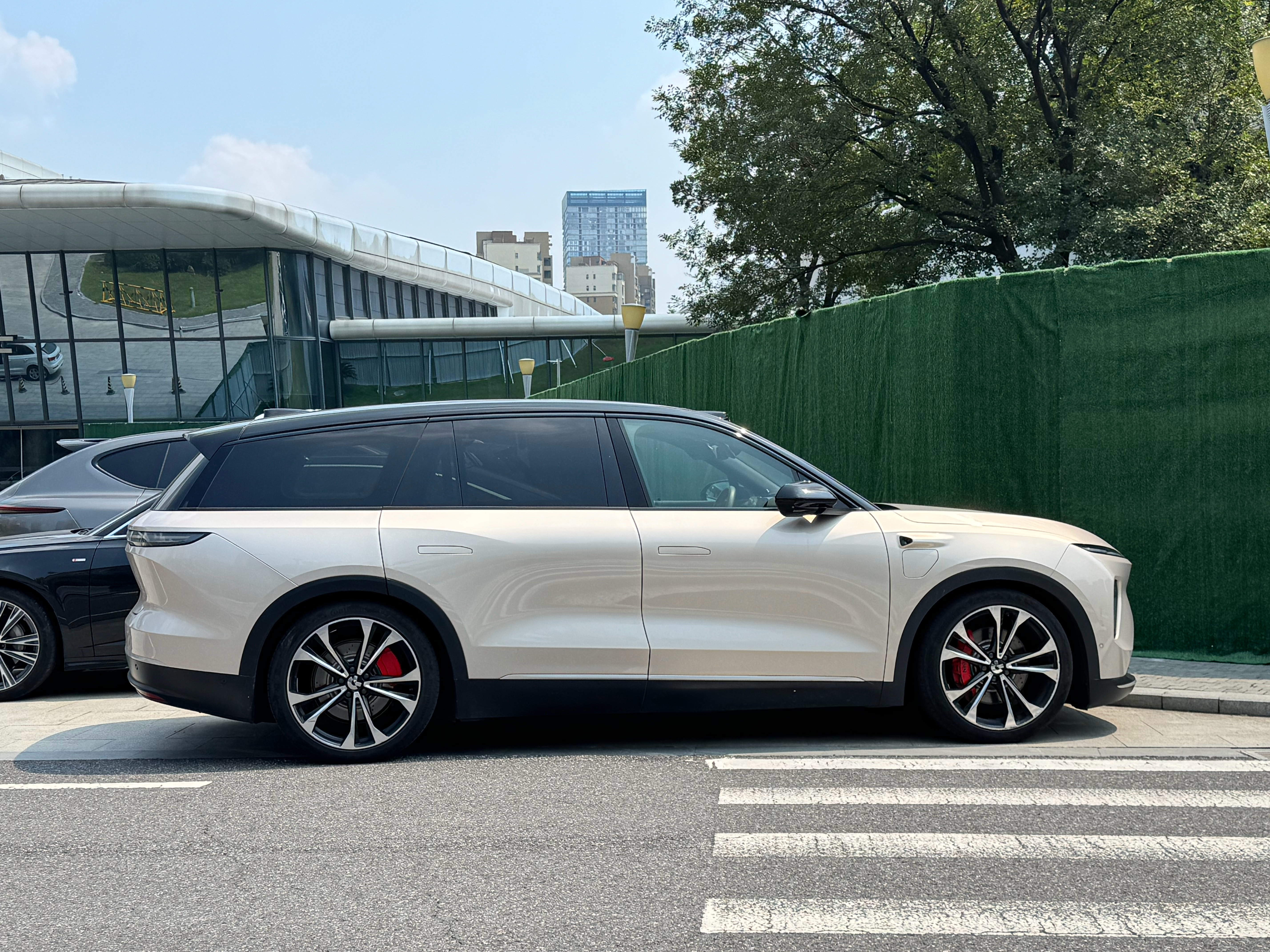 我承认，我有点喜新厌旧了[允悲][允悲]邹总买电车啦蔚来全新es8发布汽场全开 