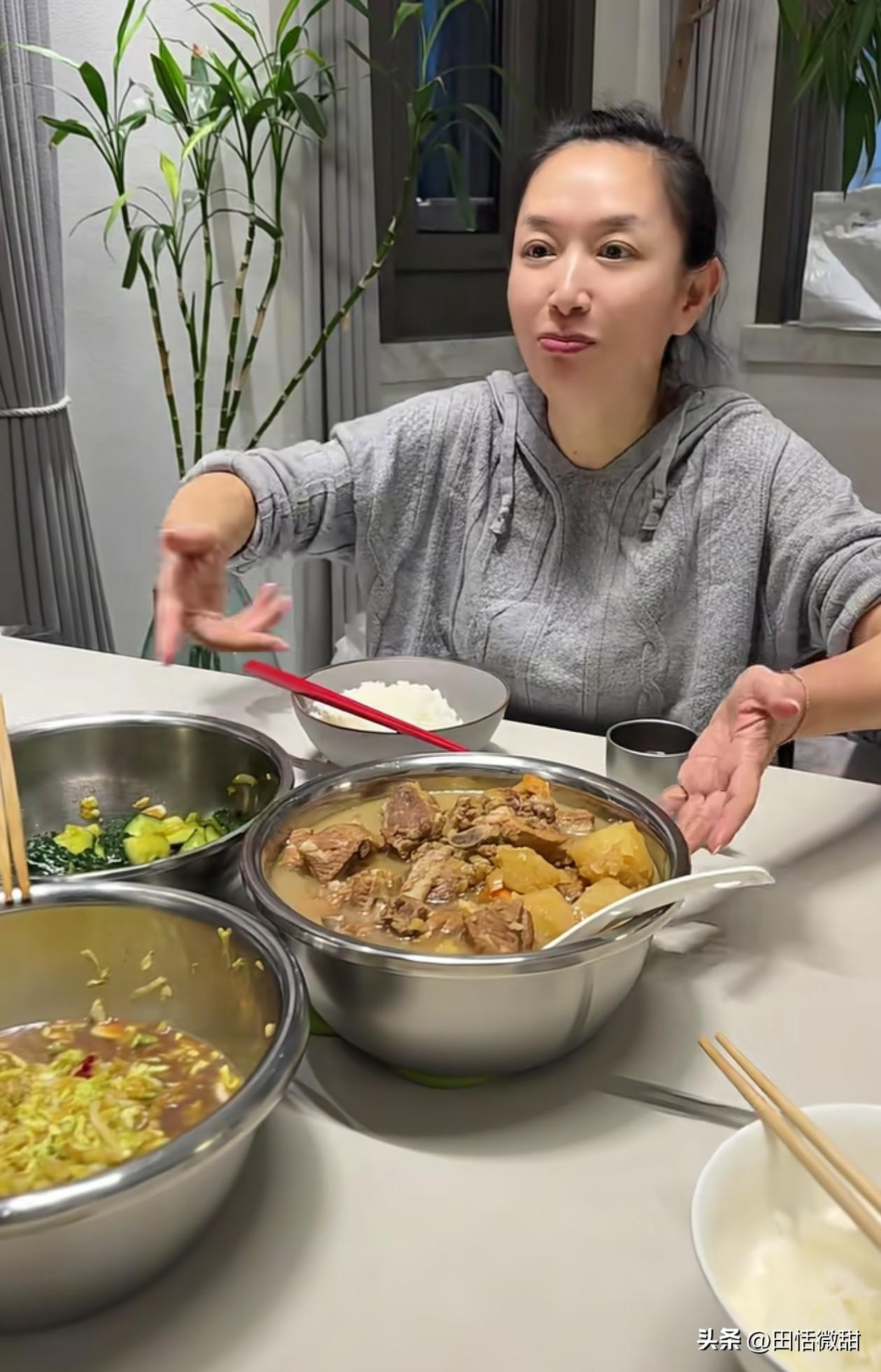 发现没，嘴皮子能说的，厨艺也差不了，

主持人王芳吹嘘了一下，自己有多能干？
