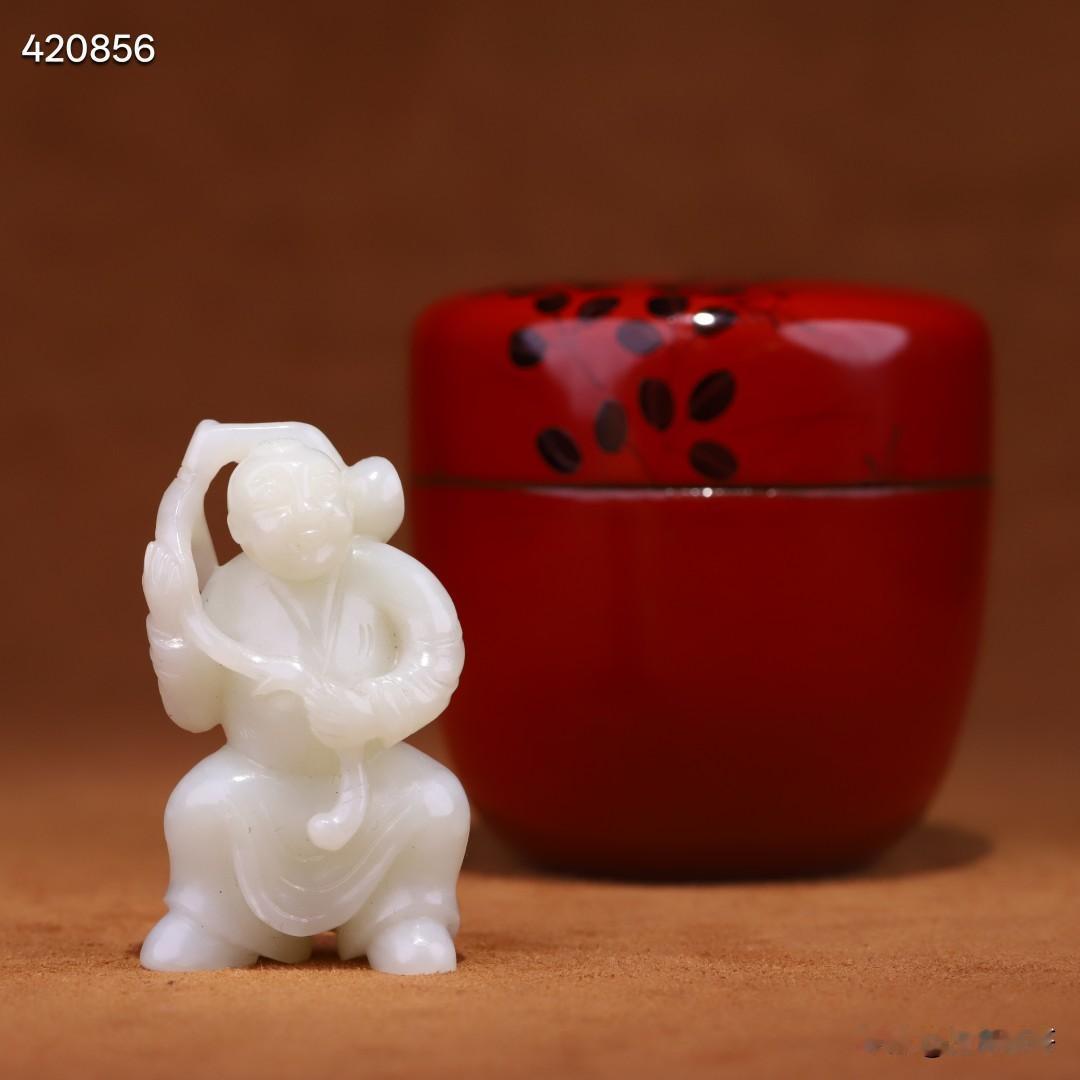 清代 老和田玉灵芝童子雕件
规格：5.4*3.3*2.2cm
重量：44.7克