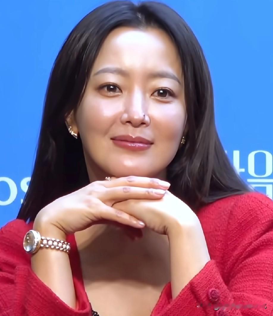 金喜善鼻子上那颗痣是这几年突然长出来的！
但美人终究是美人，
这点小点缀反倒成了