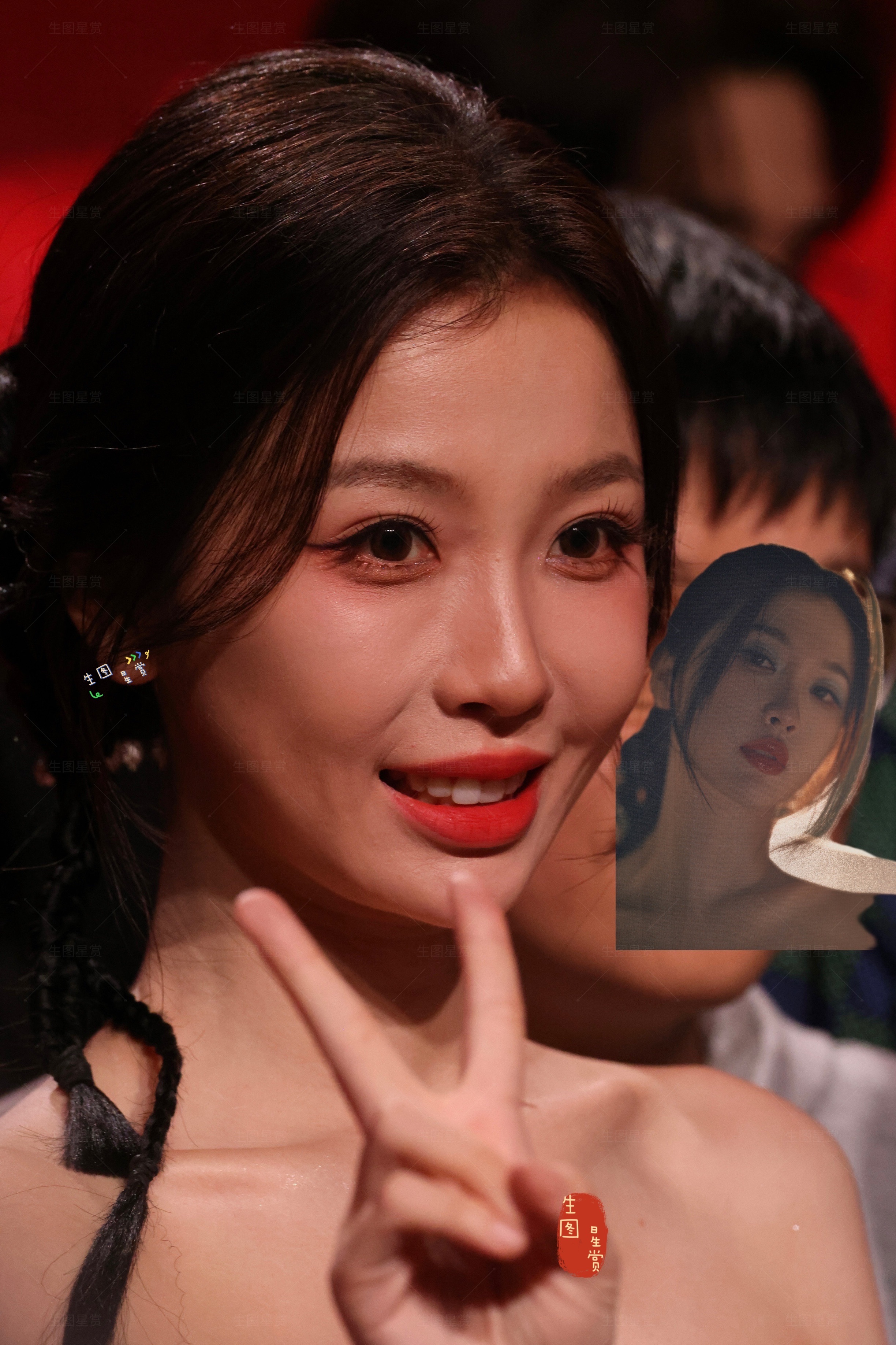 虞书欣REDGALA内场出图欣欣子和春天比个耶✌🏻🍃 