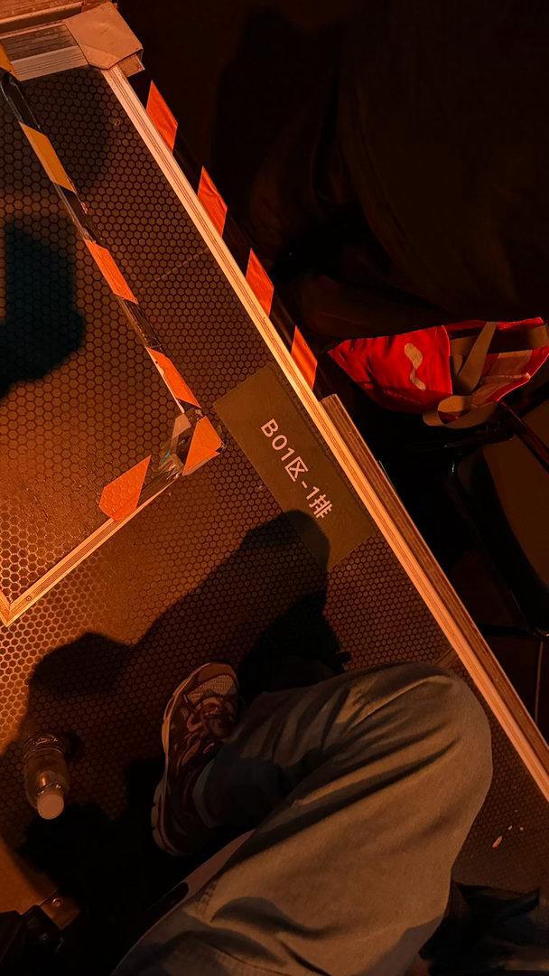 啊哈哈哈哈哈！！第一排！第一排！上上个礼拜同样在这个场地发布蔚来ES9，我坐在后