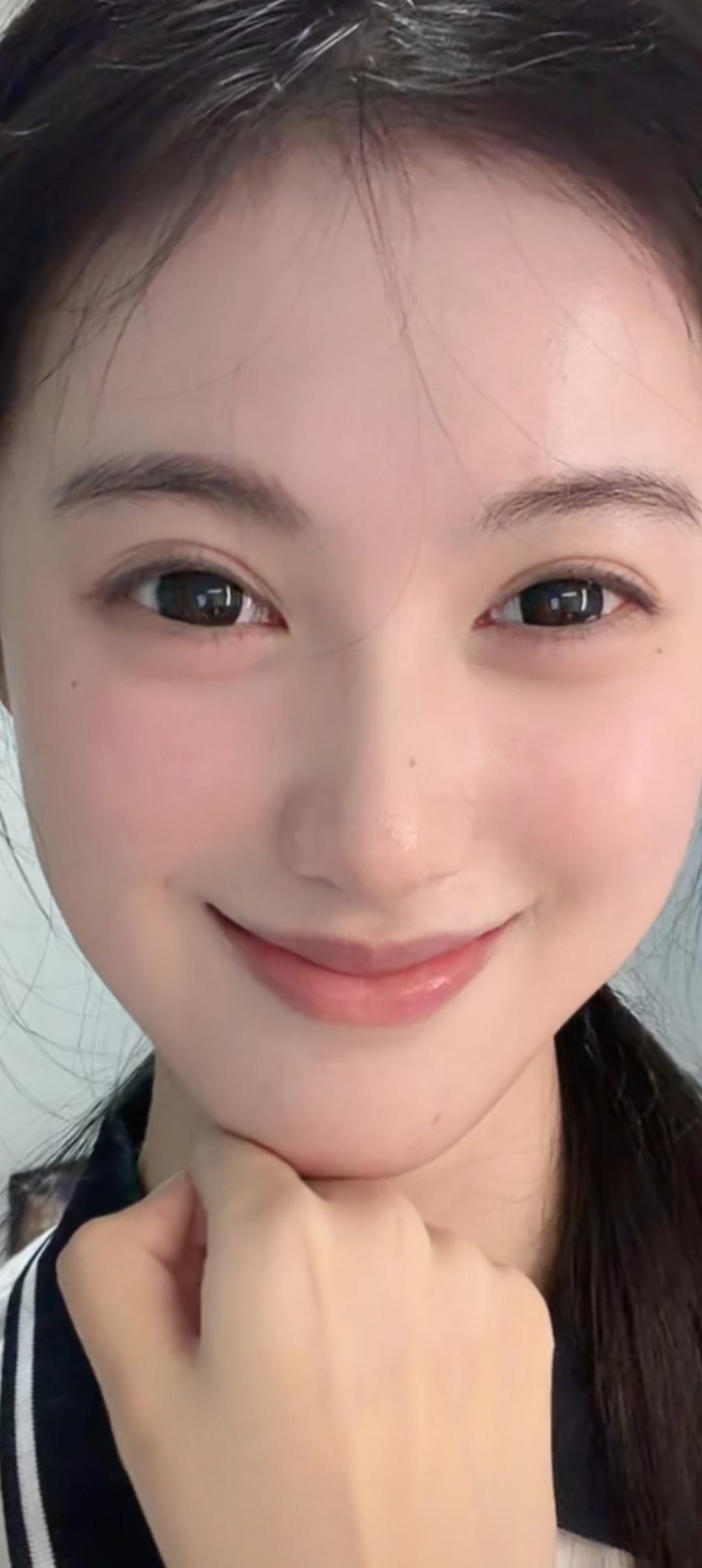 这姑娘笑起来好甜啊！
